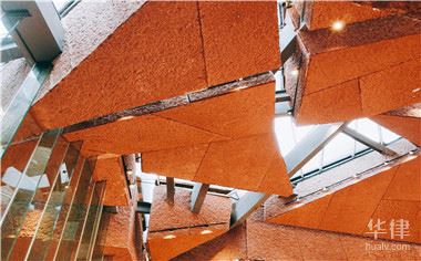 网上配资炒股收入合法吗？不合法且危害大，投资者需谨慎